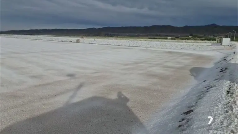 Campo anegado por el granizo
