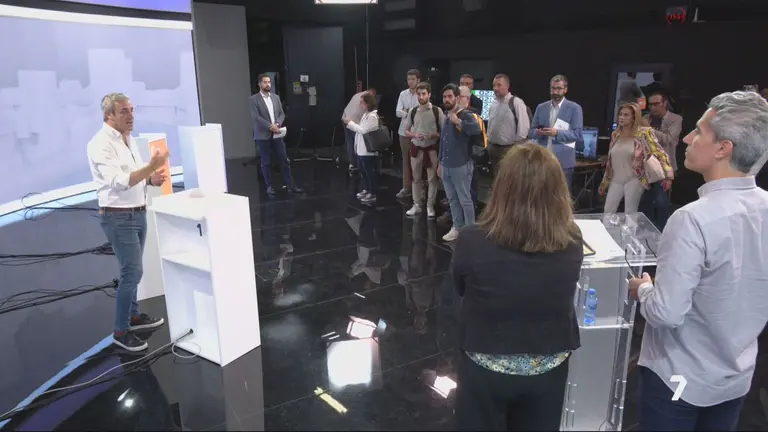 Participantes en el debate escuchan al director general de La 7, Antonio Pe&ntilde;arrubia