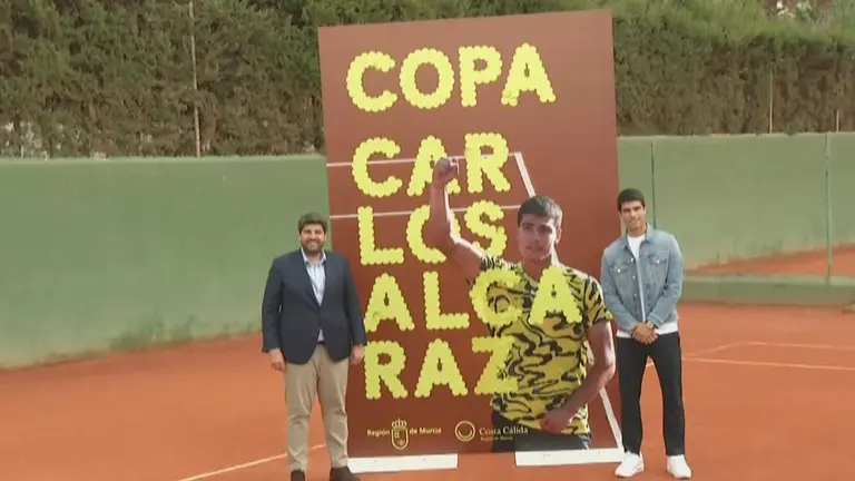 Carlos Alcaraz y Fern&aacute;ndo L&oacute;pez Miras en la presentaci&oacute;n de la 'Copa Carlos Alcaraz' (foto: La 7)
