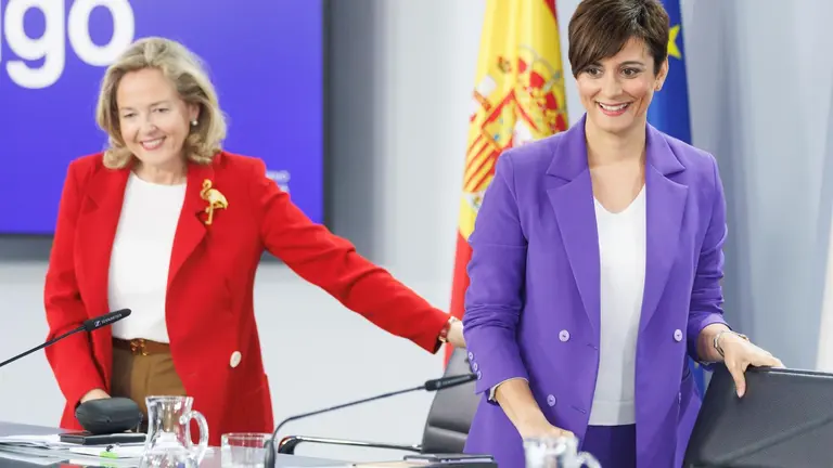 La vicepresidenta primera y ministra de Asuntos Econ&oacute;micos y Transformaci&oacute;n Digital, Nadia Calvi&ntilde;o (i), y la ministra de Pol&iacute;tica Territorial y portavoz del Gobierno de Espa&ntilde;a, Isabel Rodr&iacute;guez (d), a su llegada a una rueda de prensa posterior al Consejo (Foto: Eduardo Parra - Europa Press)