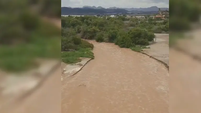 Agua de la rambla de la playa de Matalentisco (foto: La 7)