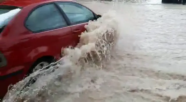 Imagen del veh&iacute;culo que intent&oacute; cruzar una riada en Molina de Segura (foto: Internet)