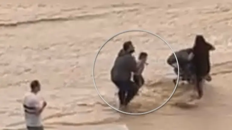 Imagen del momento en el que un hombre rescataba a un beb&eacute; de la riada (foto: La 7)