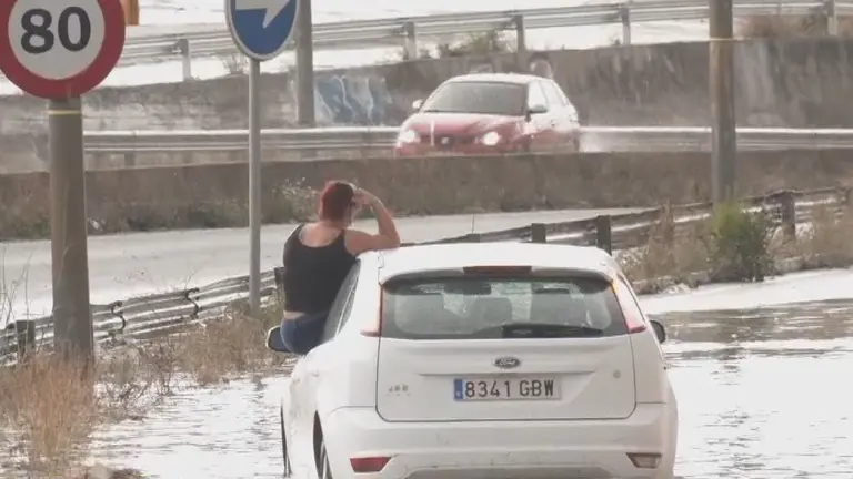 Una mujer se queda atrapada en Molina de Segura en su veh&iacute;culo por culpa de la gran cantidad de agua acumulada alrededor de su veh&iacute;culo (foto: La 7)