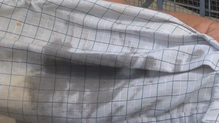 La manga de a camisa de un vecino de La Huerta de Arriba (Molina de Segura), manchada de fuel (foto: La 7)