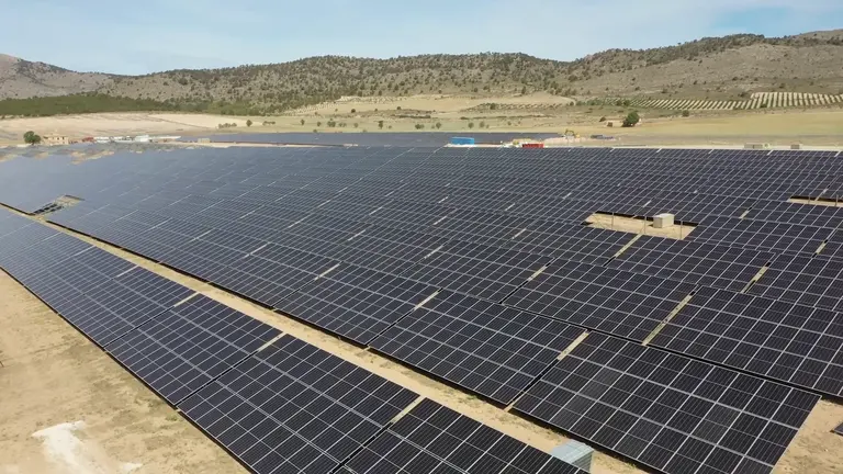 Primera planta fotovoltaica de Iberdrola en la Regi&oacute;n de Murcia instalada entre Yecla y Jumilla (foto: Iberdrola)