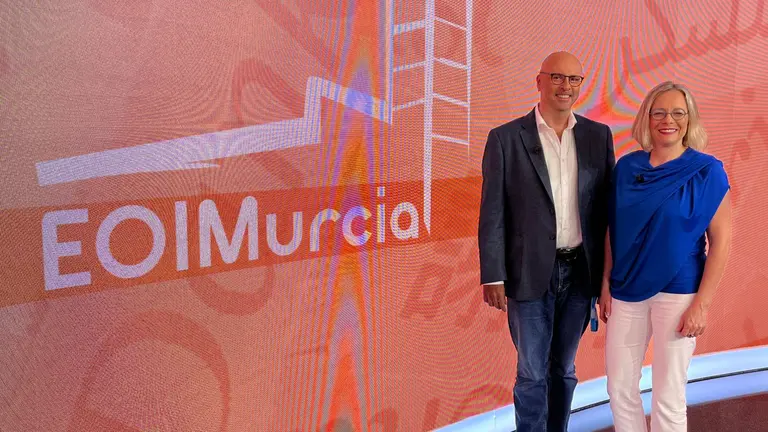 Javier Garc&iacute;a Melench&oacute;n, director de la Escuela Oficial de Idiomas de Murcia, y Anne Wetzels, jefa de estudios adjunta