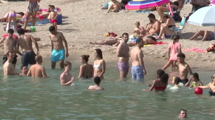 Varios ba&ntilde;istas en una playa de Cartagena (foto: La 7)