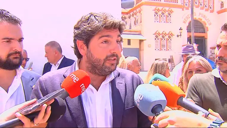 Fernando L&oacute;pez Miras da a conocer el decreto ley para ampliar la moratoria urban&iacute;stica en el Mar Menor (foto: La 7)