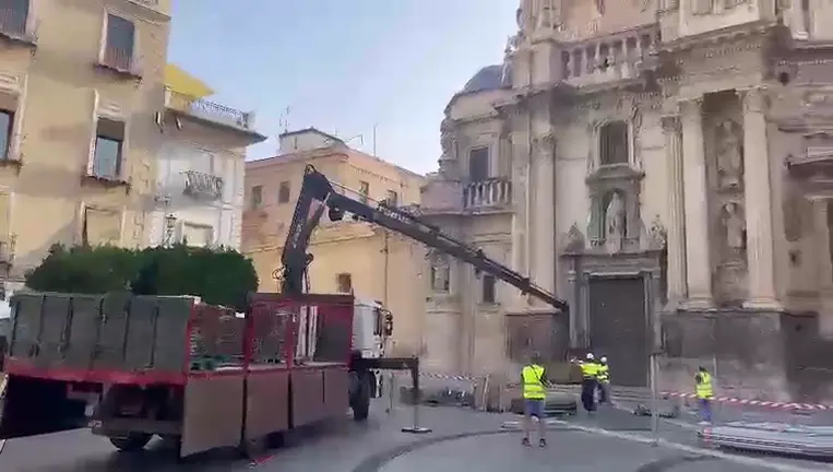 Inicio de los trabajos en la fachada de la Catedral de Murcia (foto: Gabriel S&aacute;nchez Cobos)