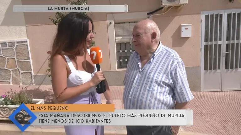 Marta S&aacute;nchez Veracruz entrevista a un vecino de La Murta (foto: La 7)