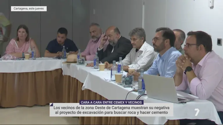 Reuni&oacute;n entre los vecinos y Cemex
