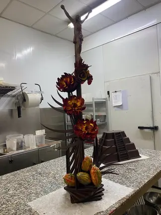 El pastelero murciano Andr&eacute;s M&aacute;rmol mostrar&aacute; en Colombia su &uacute;ltima creaci&oacute;n, un Crucificado de chocolate de 1,70 metros (foto: Ayuntamiento de Murcia)