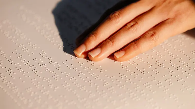 Comer a ciegas: s&oacute;lo 10 restaurantes en la Regi&oacute;n ofrecen la carta en braille