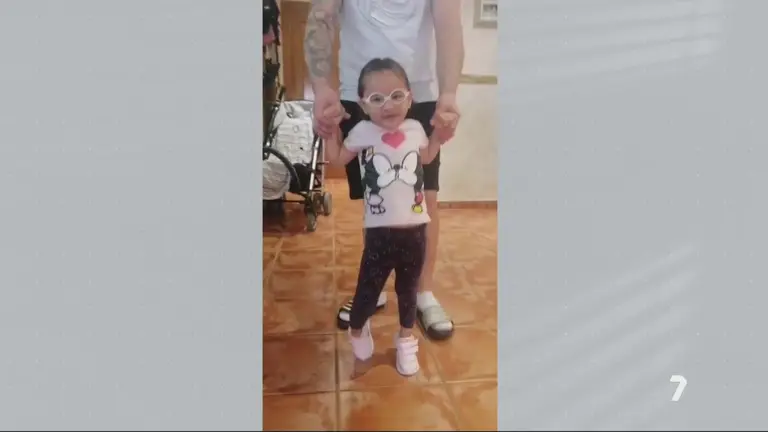 Alba, la ni&ntilde;a de Molina de Segura con s&iacute;ndrome de Leigh (foto: La 7)