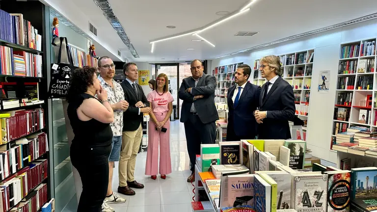 El consejero de Econom&iacute;a, Hacienda y Empresa, Luis Alberto Mar&iacute;n, visita una librer&iacute;a que ha participado en el programa de ayudas al comercio de Lorca