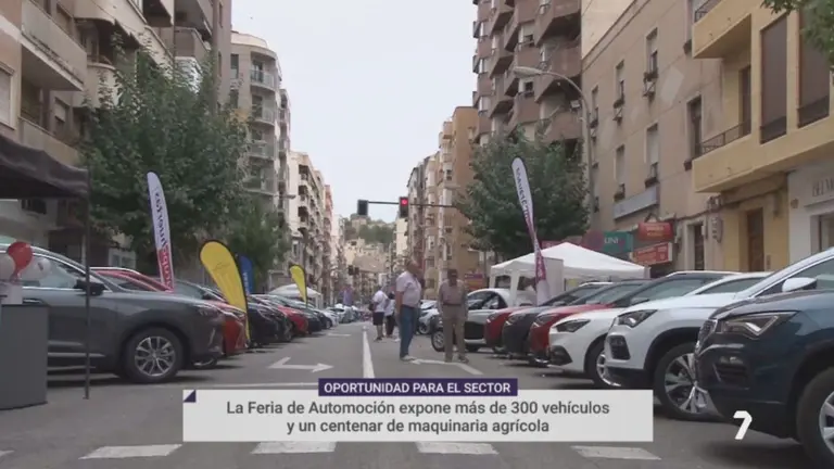 La feria de automoci&oacute;n 'toma' la Gran V&iacute;a de Caravaca: "Ese Mercedes llena mi nombre"