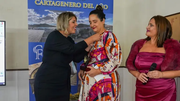 Mar&iacute;a G&oacute;mez recibe la insignia de manos de la alcaldesa Arroyo