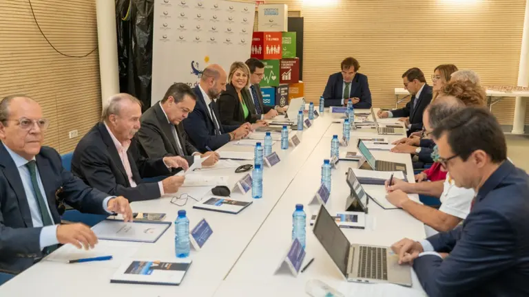 La alcaldesa de Cartagena, Noelia Arroyo, ha valorado como "un paso definitivo" la aprobaci&oacute;n de la cesi&oacute;n de los terrenos para crear la nueva Zona de Actividades Log&iacute;sticas (ZAL) en el pol&iacute;gono de Los Camachos. La regidora ha participado este martes, 24 de octubre, en la reuni&oacute;n del Consejo de Administraci&oacute;n de la Autoridad Portuaria de Cartagena. En este encuentro se ha aprobado la cesi&oacute;n por parte del Puerto de estos terrenos al consorcio del Dep&oacute;sito Franco.