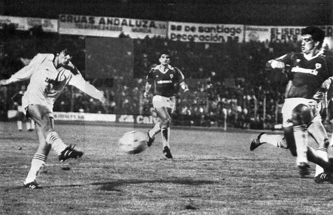 Manolo Sanch&iacute;s Hontiyuelo en su debut con el Real Madrid, donde marc&oacute; un gol al Real Murcia en La Condomina