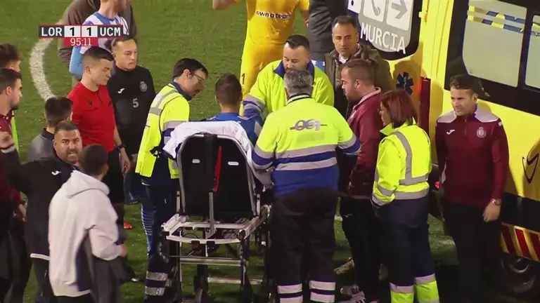 La ambulancia asiste a Ram&oacute;n Arcas, jugador del Lorca Deportiva (foto: La 7)