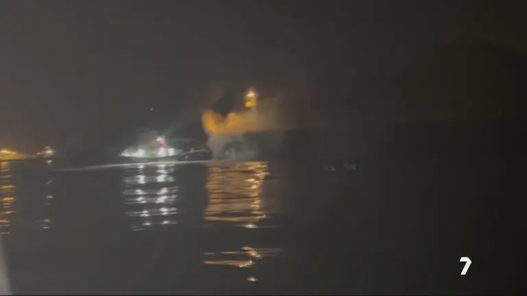 Un petrolero a punto de encallar a 100 metros de la costa de Cartagena (foto: La 7)