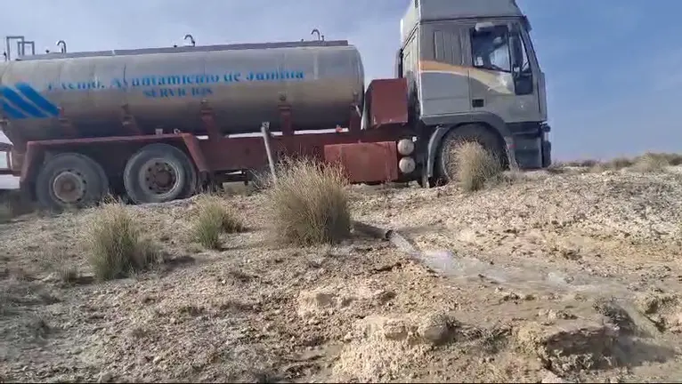 Un cami&oacute;n cisterna descarga 30.000 litros de agua a la balsa del Gait&aacute;n de Jumilla (foto: La 7)