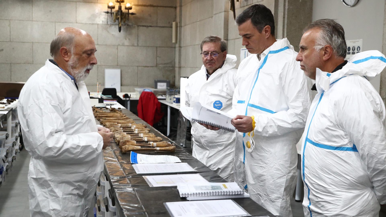 El presidentedel Gobierno, Pedro S&aacute;nchez visita el laboratorio forense instalado en Cuelgamuros para la identificaci&oacute;n de los restos de v&iacute;ctimas de la Guerra Civil
