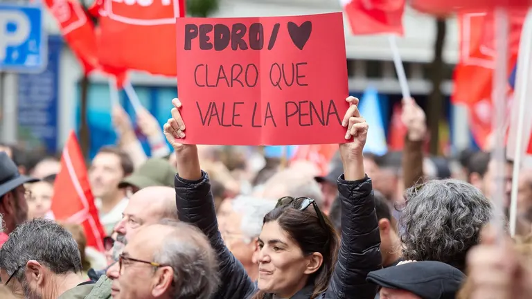 Una mujer sujeta un cartel durante una concentraci&oacute;n en la calle de Ferraz en apoyo al presidente del Gobierno, Pedro S&aacute;nchez (foto: EP)