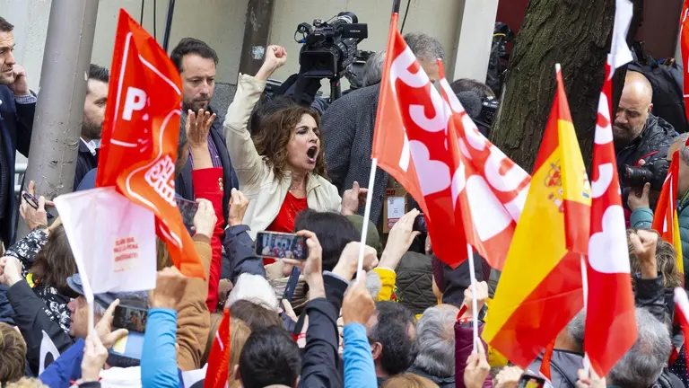 La vicesecretaria general del PSOE, Mar&iacute;a Jes&uacute;s Montero, se suma a la concentraci&oacute;n de apoyo a Pedro S&aacute;nchez tras el Comit&eacute; Federal (foto: EP)