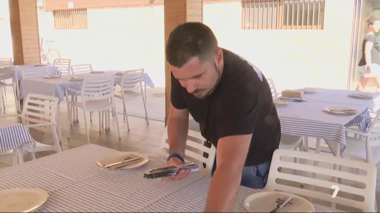 Un trabajador de la hosteler&iacute;a en un local de restauraci&oacute;n en La Manga del Mar Menor (foto: La 7)