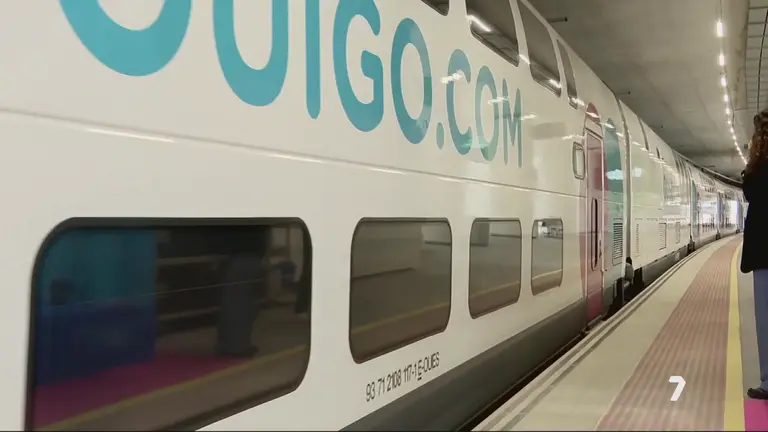 Uno de los trenes de Ouigo de dos alturas entra a la Estaci&oacute;n Murcia del Carmen (foto: La 7)