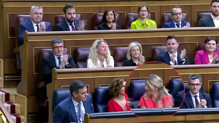 Yolanda D&iacute;az, vicepresidenta del Gobierno, se burla e insulta al Partido Popular en el Congreso y se cuela en el micr&oacute;fono abierto de Pedro S&aacute;nchez (foto: La 7)