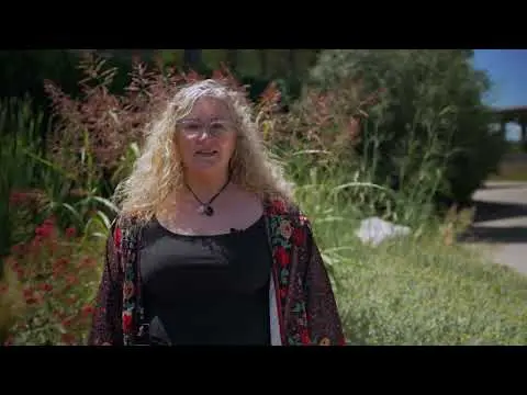 Lourdes Barba Comentando los veh&iacute;culos