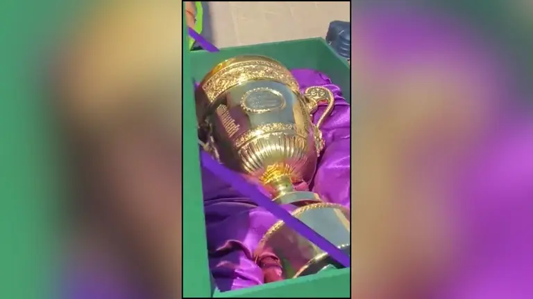 El trofeo de Wimbledon ganado este pasado domingo por Carlos Alcaraz (foto: La 7)