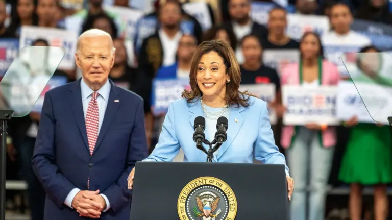 Foto de archivo de Kamala Harris y Joe Biden durante un acto (foto: agencias)