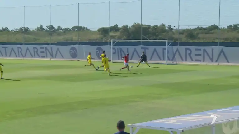 Ocasi&oacute;n clara que no consigue materializar el Real Murcia ante el Nottingham Forest sub-21 (foto: La 7)