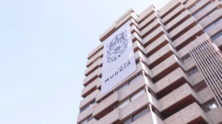 Lona desplegada en el edificio Hispania del Ayuntamiento de Murcia (foto: La 7)