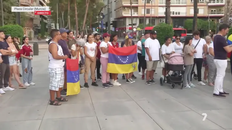 Movilizaci&oacute;n por la paz en Venezuela en la Plaza Circular de Murcia (foto: La 7)