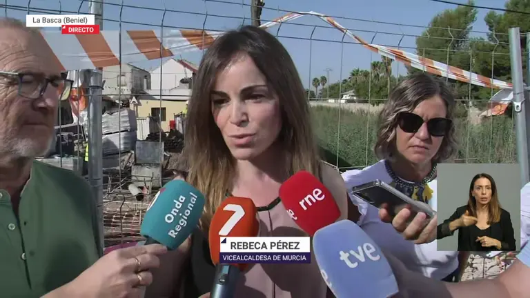 Rebeca P&eacute;rez, vicealcaldesa de Murcia, en las obras de reconstrucci&oacute;n del puente que une la pedan&iacute;a murciana de El Raal con la pedan&iacute;a benielense de La Basca (foto: La 7)