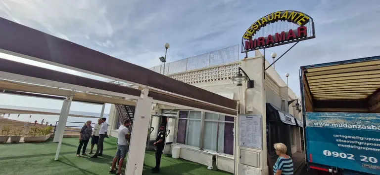 Desalojo del restaurante Miramar, en Mazarr&oacute;n