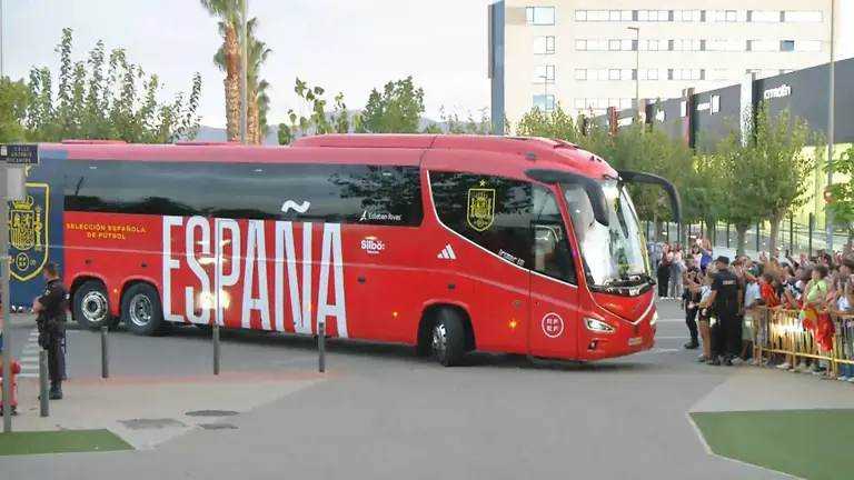 Autob&uacute;s de la selecci&oacute;n espa&ntilde;ola en el hotel JC1 de Murcia (foto: La 7)