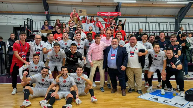 Foto de familia en el Jimbee Cartagena tras conseguir el liderato del grupo en la UEFA Champions League (foto: Jimbee Cartagena)