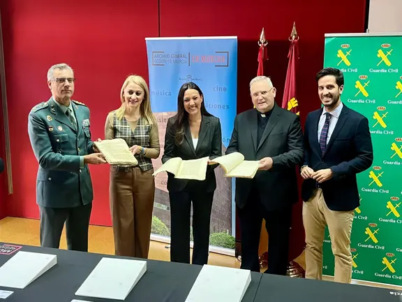 De izquierda a derecha, el coronel de la Guardia Civil, la delegada del Gobierno, la consejera Carmen Conesa, el obispo de la Di&oacute;cesis de Cartagena y el director general de Patrimonio Cultural, con los documentos recuperados (foto: CARM)