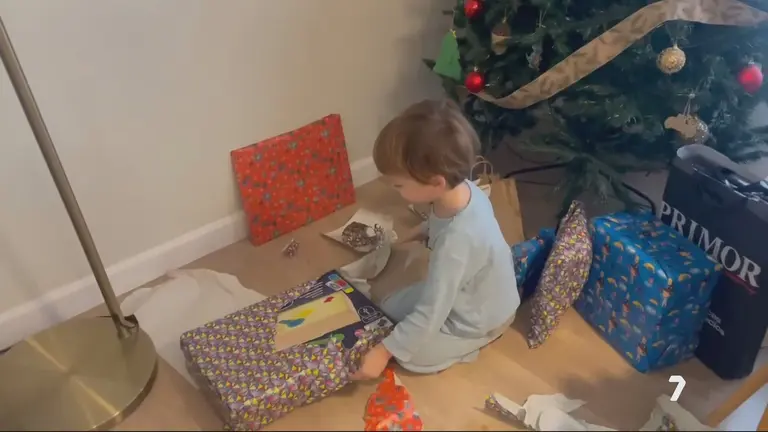 Javier abre sus regalos en el D&iacute;a de Reyes (foto: La 7)