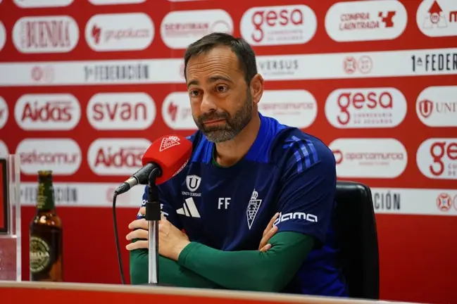 Fran Fern&aacute;ndez, entrenador del Real Murcia, en la rueda de prensa previa al partido ante el Sevilla Atl&eacute;tico (foto: Real Murcia)