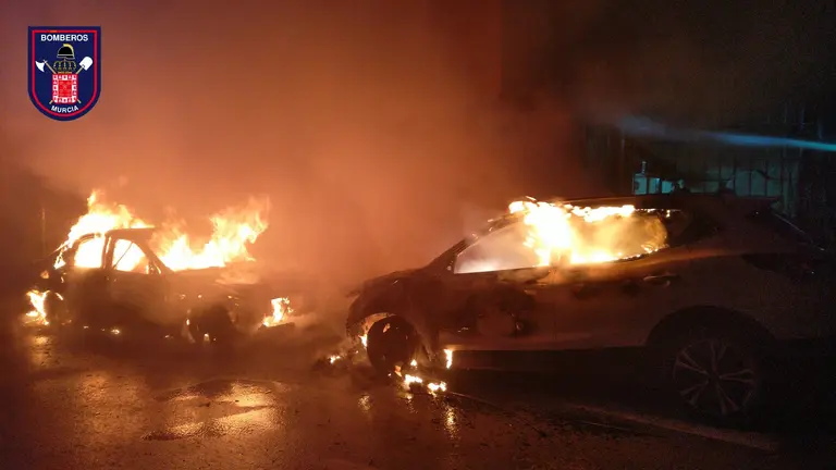 Incendio de veh&iacute;culos en La Tercia