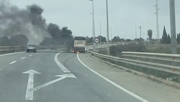 Cami&oacute;n incendiado en la AP-7 a la altura de San Javier (foto: La 7)