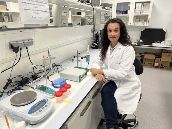 Mar&iacute;a Cuartero en uno de los laboratorios de UCAM HiTech.