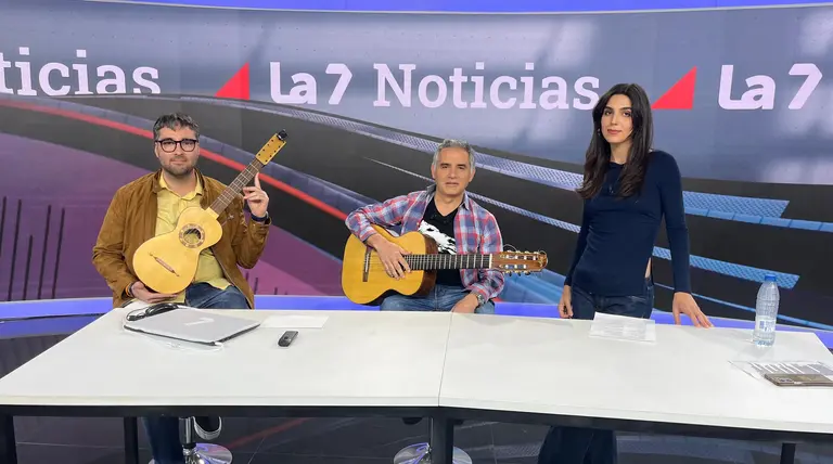 El grupo musical Verde Columbares en 'Las Noticias de la Noche' (foto: La 7)